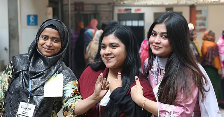 ভোট প্রদানের পর উচ্ছ্বসিত তরুণীরা